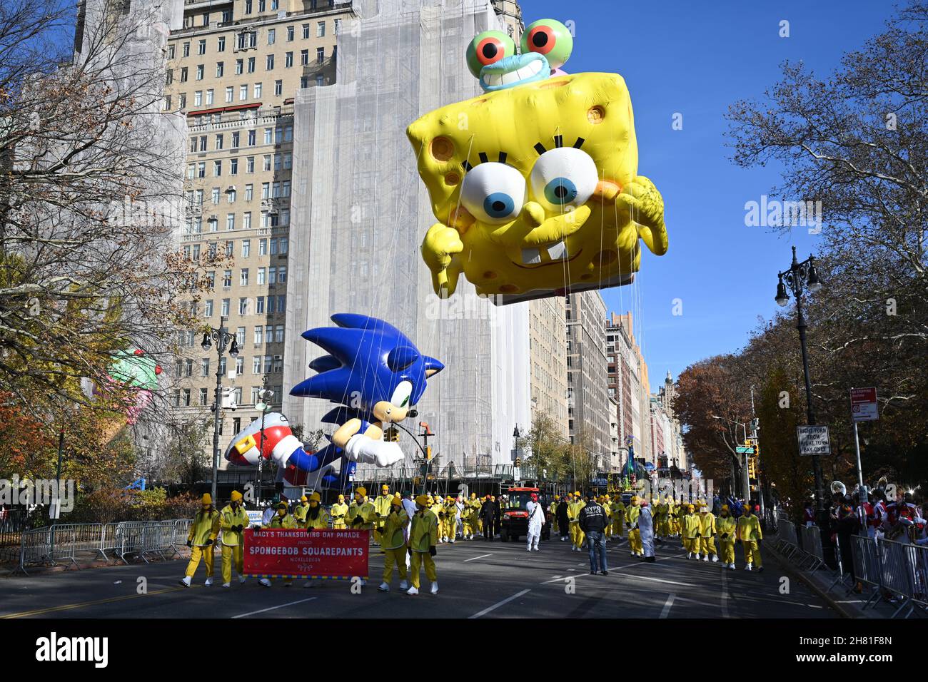 Ballon « SpongeBob SquarePants & Gary » au 95e défilé annuel de la fête de Thanksgiving de Macy, le 25 novembre 2021 à New York. Banque D'Images