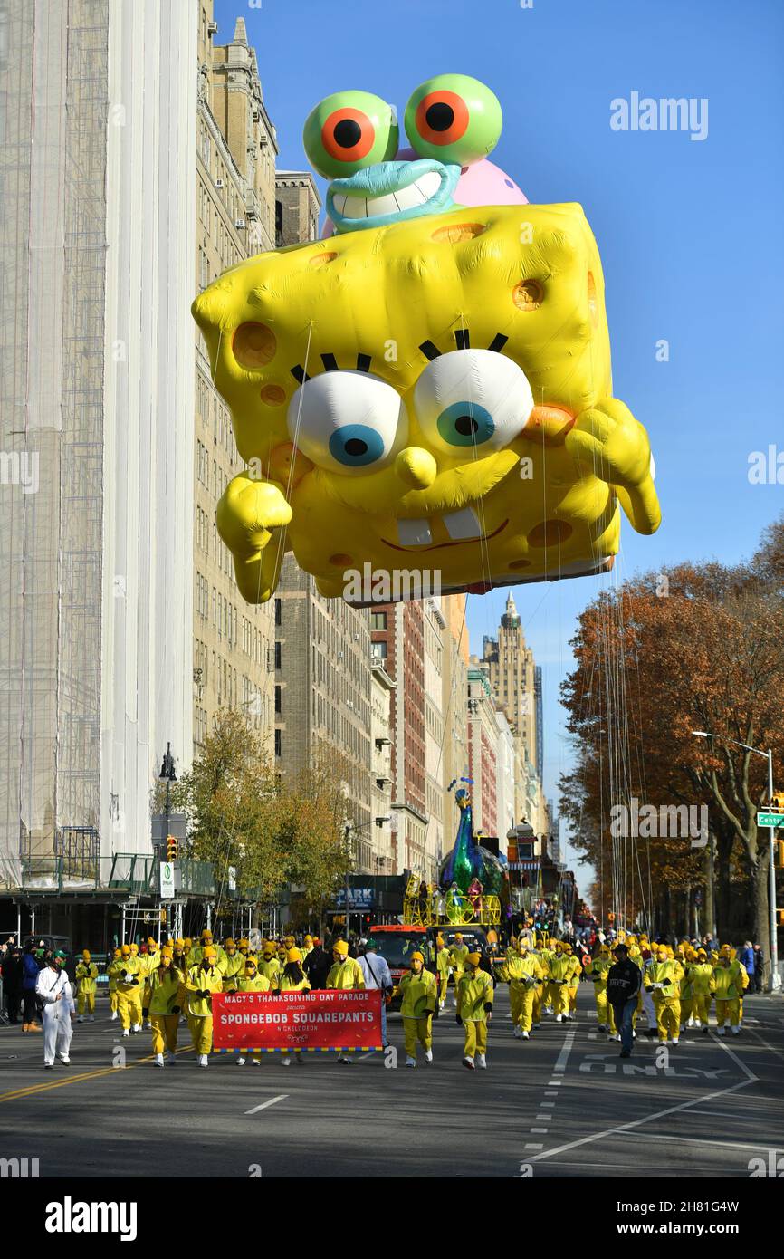 Ballon « SpongeBob SquarePants & Gary » au 95e défilé annuel de la fête de Thanksgiving de Macy, le 25 novembre 2021 à New York. Banque D'Images