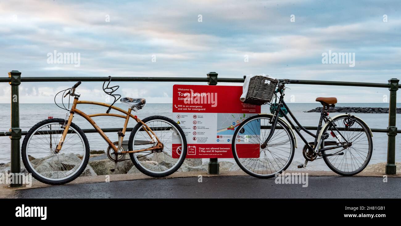 Bicyclettes garées contre des rampes sur le front de mer de Sidmouth Royaume-Uni Banque D'Images