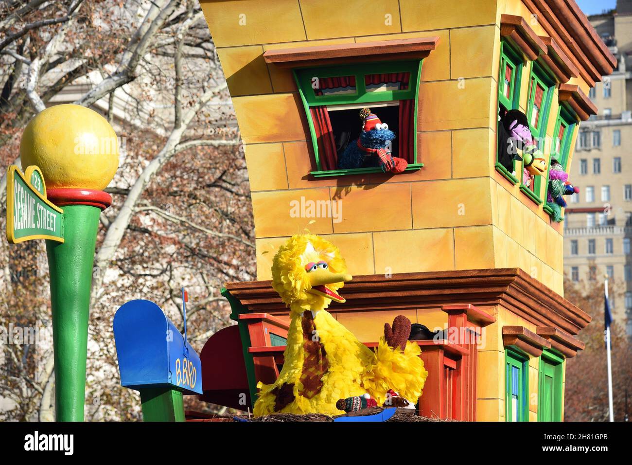 New York, NY, États-Unis.25 novembre 2021.Sesame Street Float, Big Bird, Muppets Out and about pour la 95e édition annuelle de la parade de Thanksgiving de Macy, New York, NY 25 novembre 2021.Crédit : Kristin Callahan/Everett Collection/Alay Live News Banque D'Images