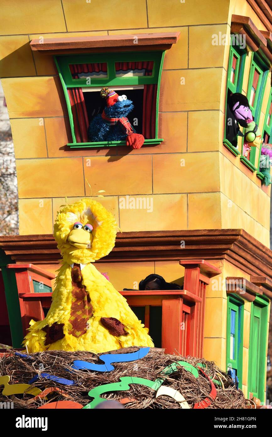 New York, NY, États-Unis.25 novembre 2021.Sesame Street Float, Big Bird, Muppets Out and about pour la 95e édition annuelle de la parade de Thanksgiving de Macy, New York, NY 25 novembre 2021.Crédit : Kristin Callahan/Everett Collection/Alay Live News Banque D'Images