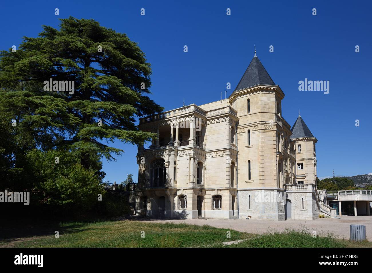 La Bastide historique, la demeure ou le Château de la Buzine (construit ...