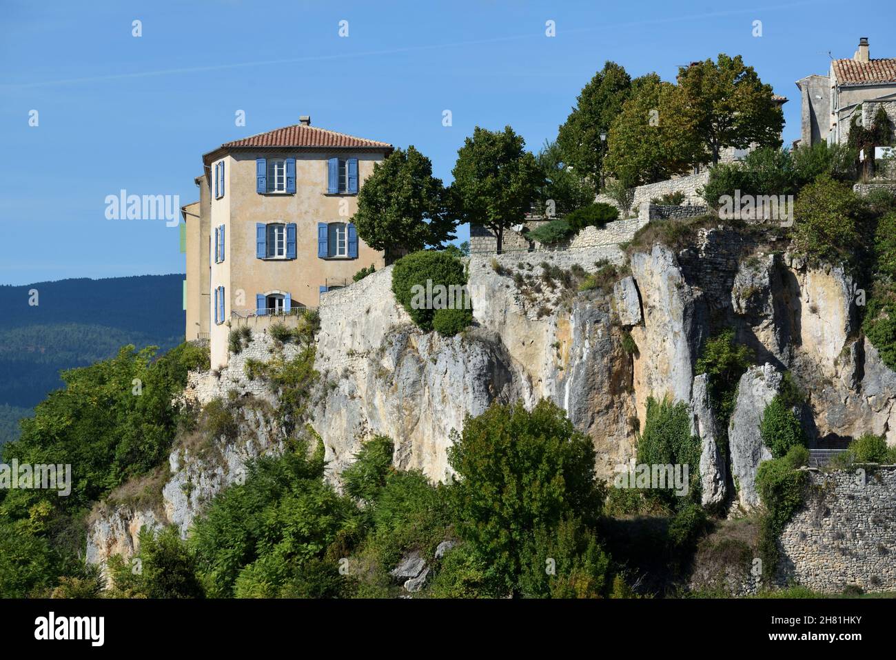 Ancienne maison de village perchée sur la falaise dans le village Hilltop de Sault Vaucluse Provence France Banque D'Images