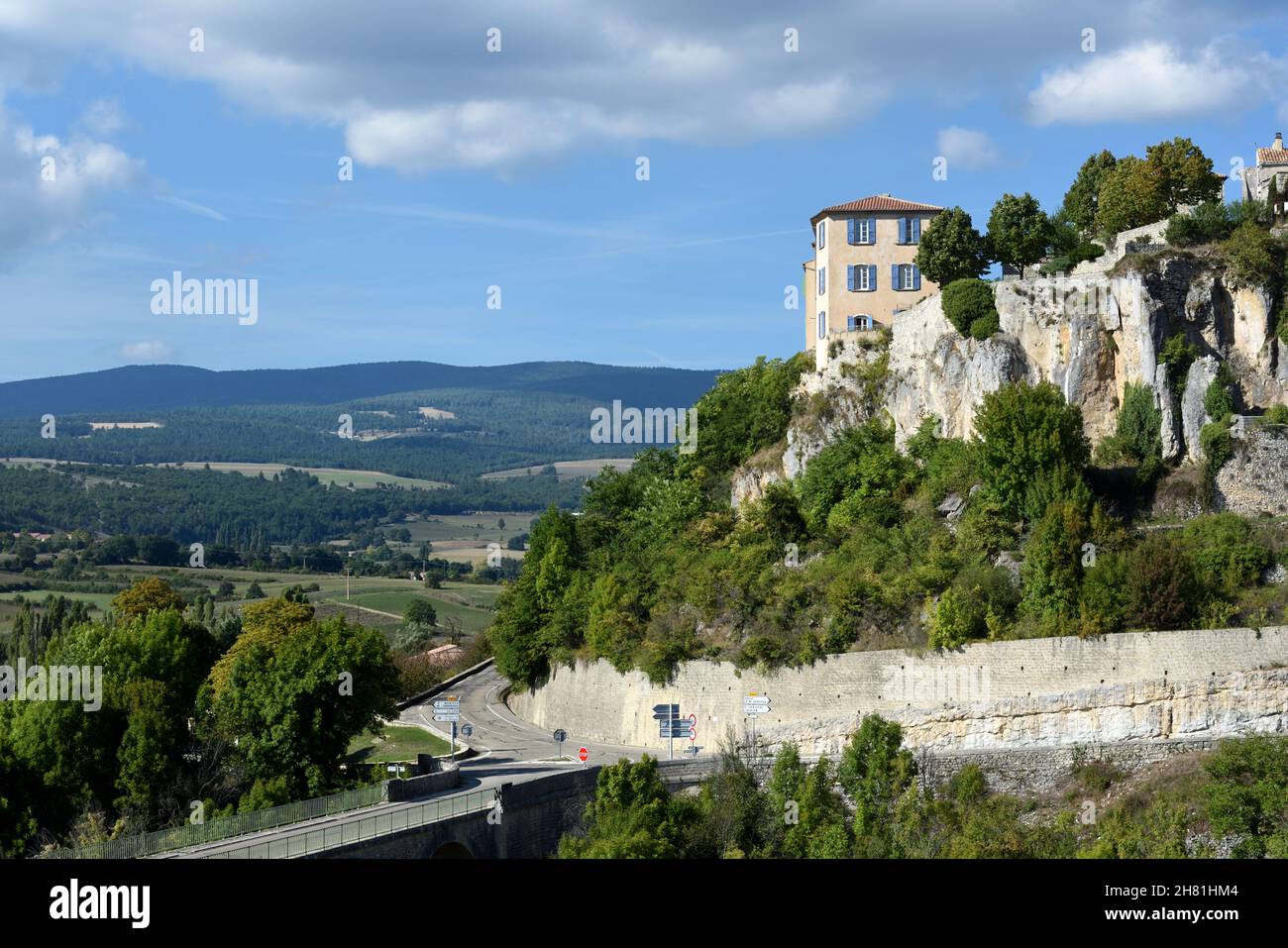Vue panoramique sur le village Hilltop ou le village perché de Sault avec plaine et collines agricoles en arrière-plan Vaucluse Provence France Banque D'Images