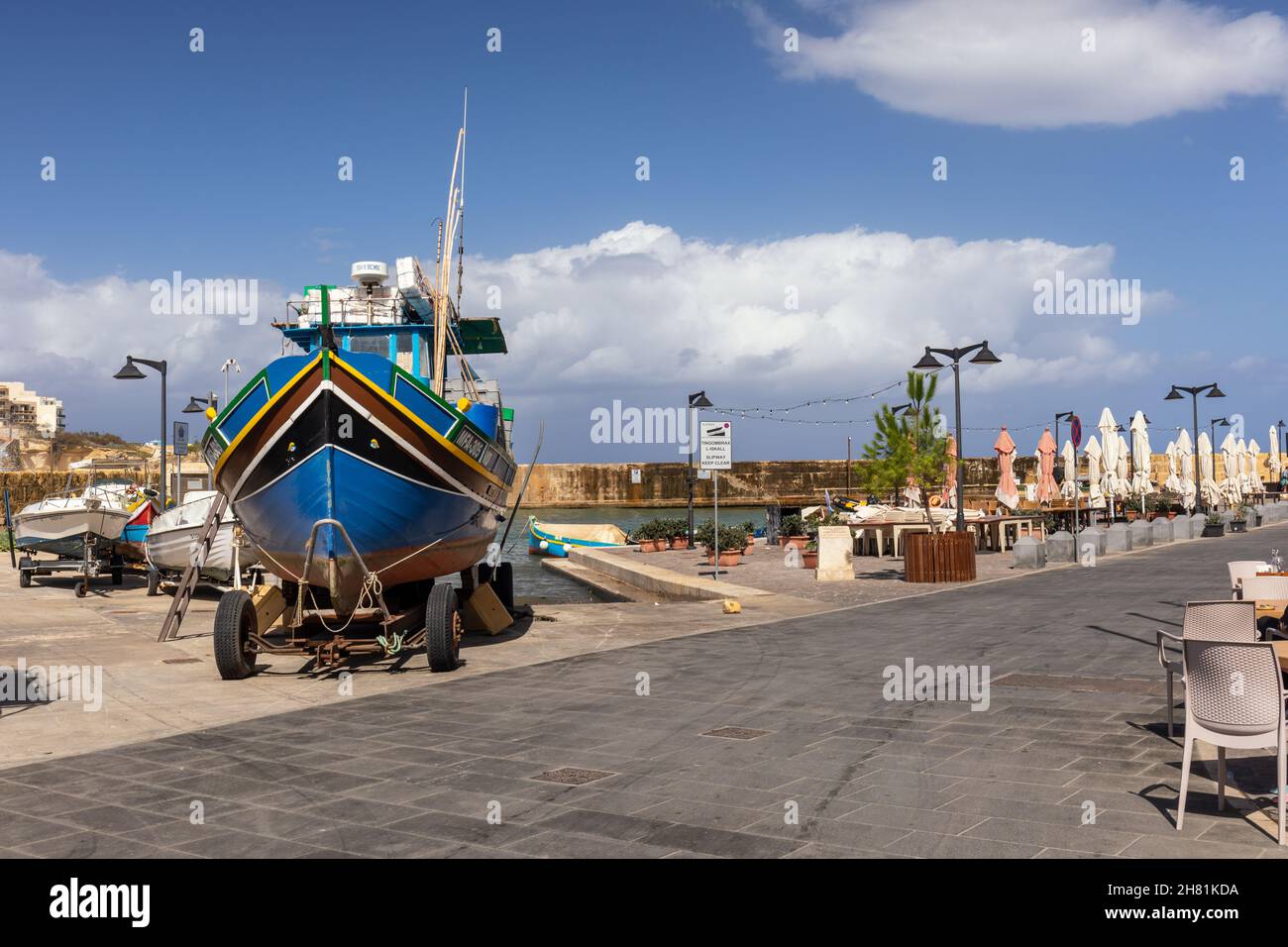 Un bateau de pêche coloré sur le front de mer dans le village de pêcheurs de Marsalforn, Marsalforn Bay, Gozo, Malte, Europe Banque D'Images