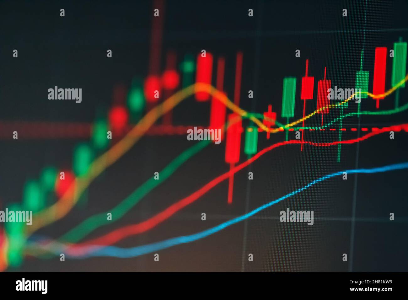 Un tableau des chandeliers japonais de négociation d'investissement sur le marché boursier.Gros plan, flou, mise au point sélective, flou Banque D'Images