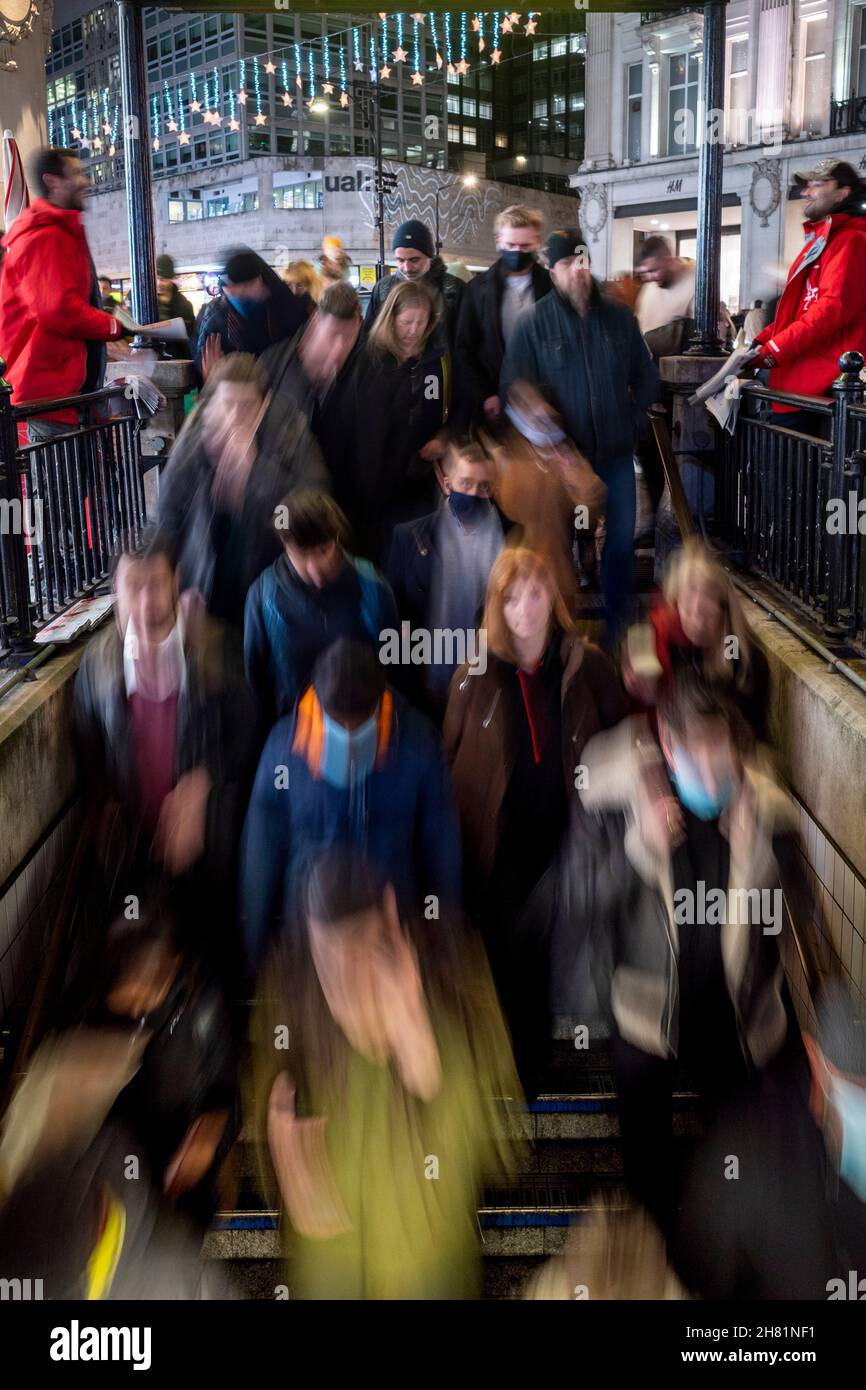 Londres, Royaume-Uni.26 novembre 2021.Les personnes se rendant à l'heure de pointe le soir sont autorisées à entrer dans la station de métro Oxford Circus par une seule entrée, afin d'éviter le surpeuplement.Les lignes Central, Piccadilly et Victoria sont touchées car le personnel est en grève et demande un meilleur équilibre de vie professionnelle, car le service de métro de nuit devrait reprendre sur ces lignes.Credit: Stephen Chung / Alamy Live News Banque D'Images