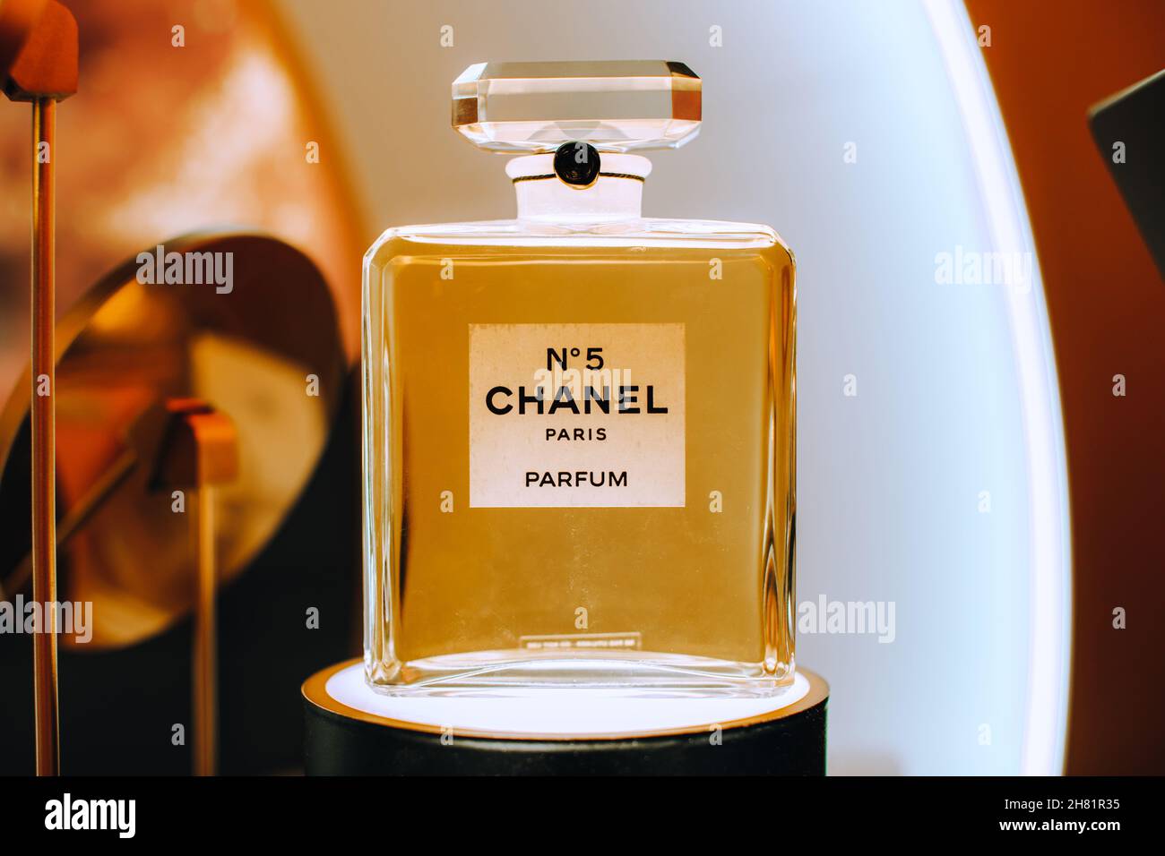 Gros plan bouteille en verre doré parfum Chanel No. 5, le premier parfum lancé par le couturier français Gabrielle 'Coco' de parfumerie de luxe Photo Stock - Alamy Gros plan bouteille en verre doré parfum Chanel No. 5, le premier parfum lancé par le couturier français Gabrielle 'Coco' de parfumerie de luxe Photo Stock - Alamy