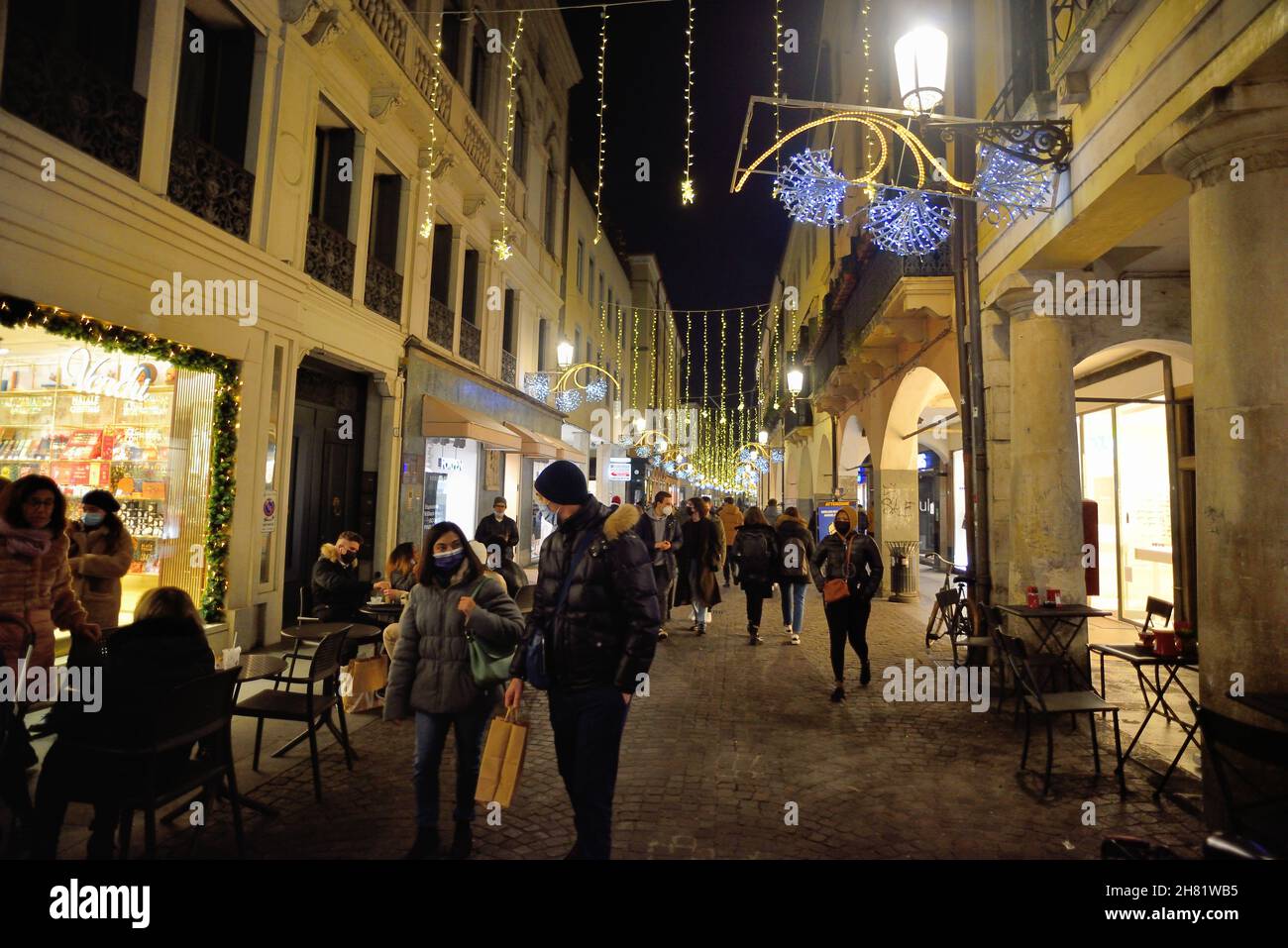 Padoue, Italie, 26 novembre 2021.Les gens magasinent à Noël avec le masque chirurgical dans le centre de la via Roma. Banque D'Images