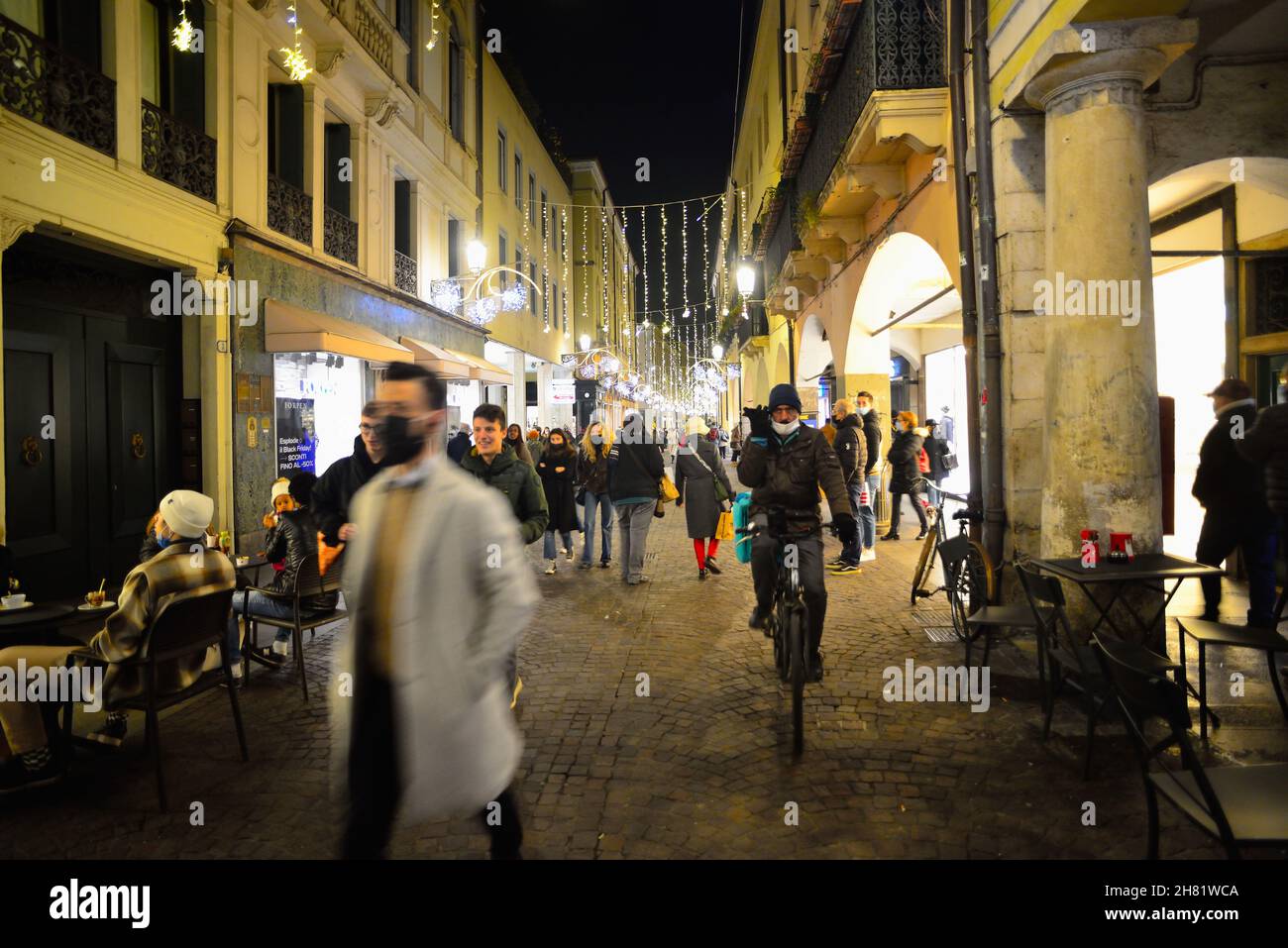 Padoue, Italie, 26 novembre 2021.Les gens magasinent à Noël avec le masque chirurgical dans le centre de la via Roma. Banque D'Images