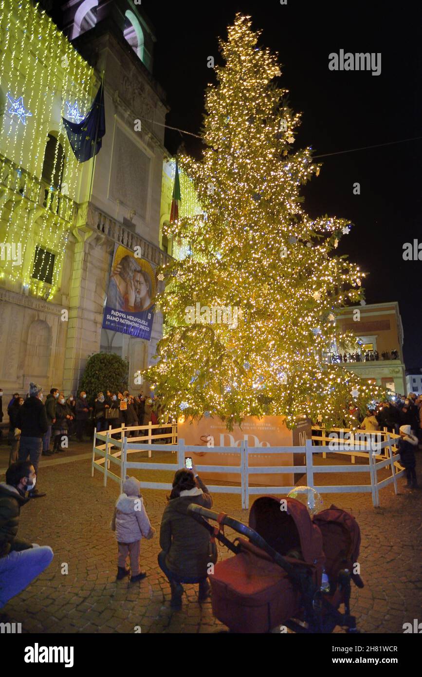 Padoue, Italie.26 novembre 2021.L'éclaircissement du grand arbre de Noël a lieu à six heures sur le « Liston », entre l'hôtel de ville et l'université Banque D'Images