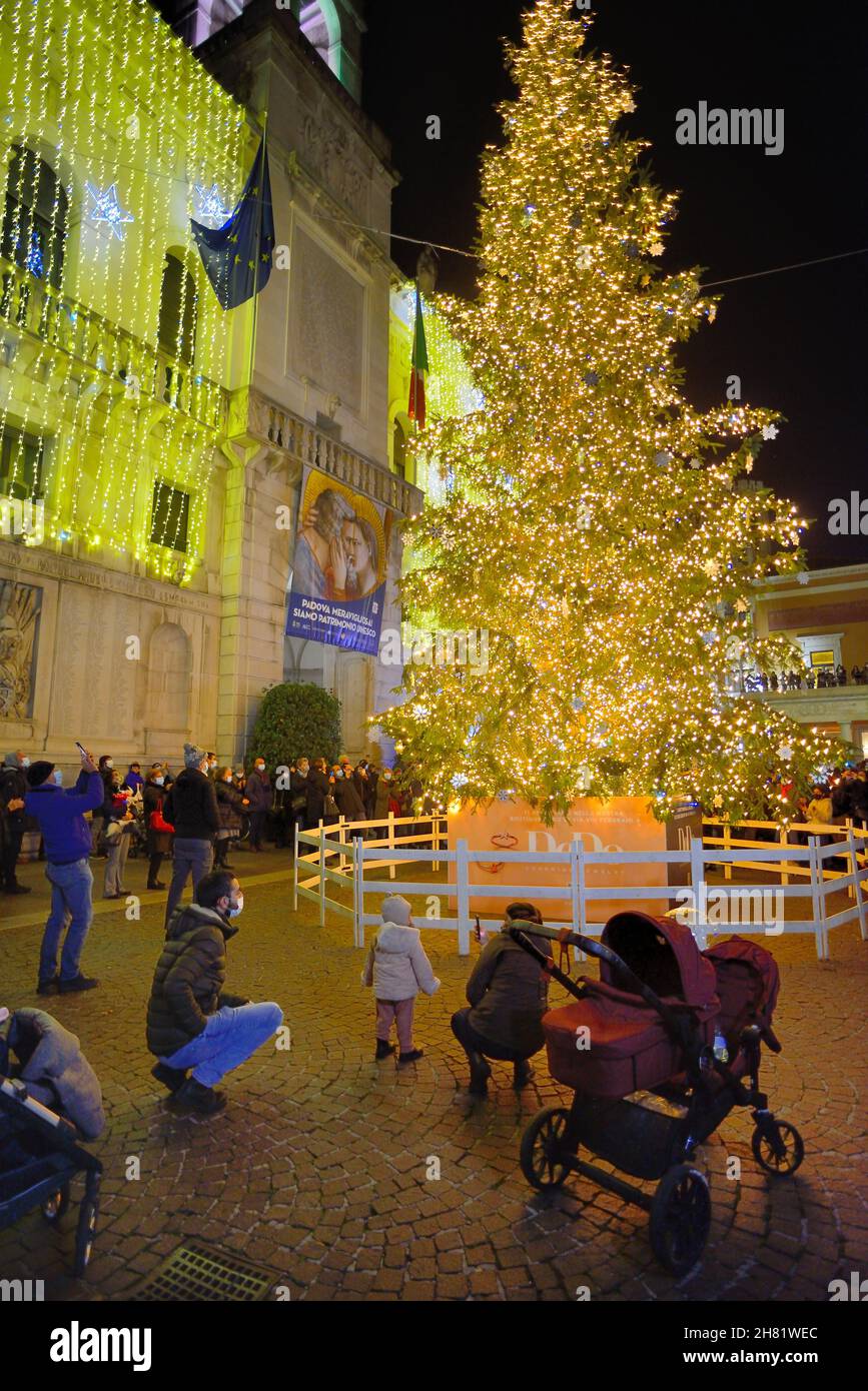 Padoue, Italie.26 novembre 2021.L'éclaircissement du grand arbre de Noël a lieu à six heures sur le « Liston », entre l'hôtel de ville et l'université Banque D'Images