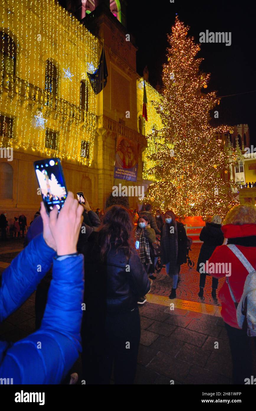 Padoue, Italie.26 novembre 2021.L'éclaircissement du grand arbre de Noël a lieu à six heures sur le « Liston », entre l'hôtel de ville et l'université Banque D'Images