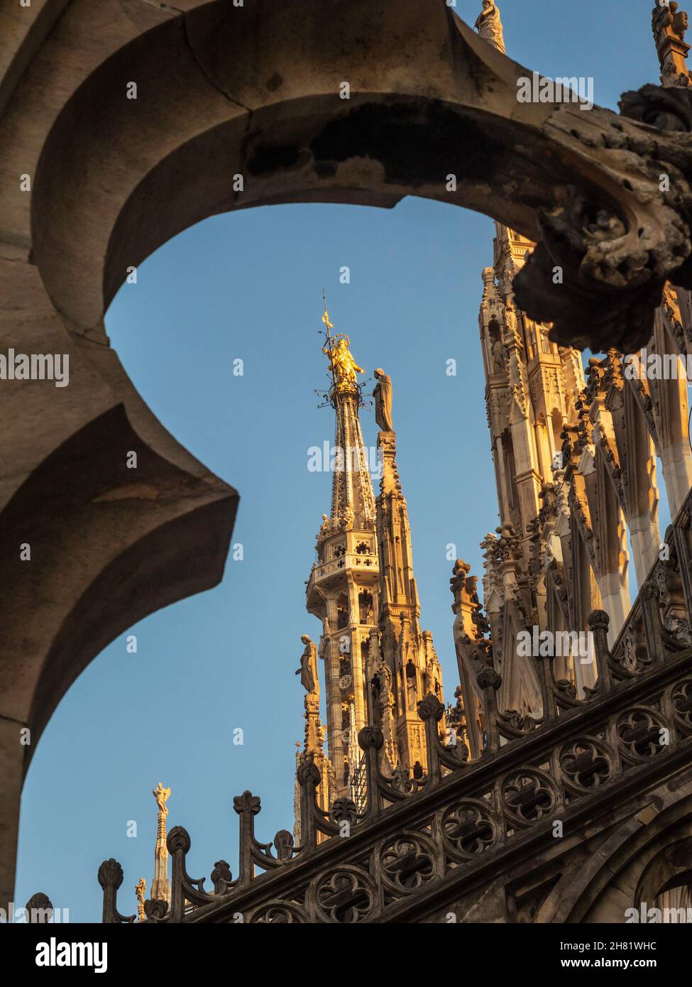 Milan, Lombardie, Italie.Décembre 2019.Quelques-unes des 96 statues géantes en pierre sur les gargouilles de la cathédrale de Milan au coucher du soleil. Banque D'Images