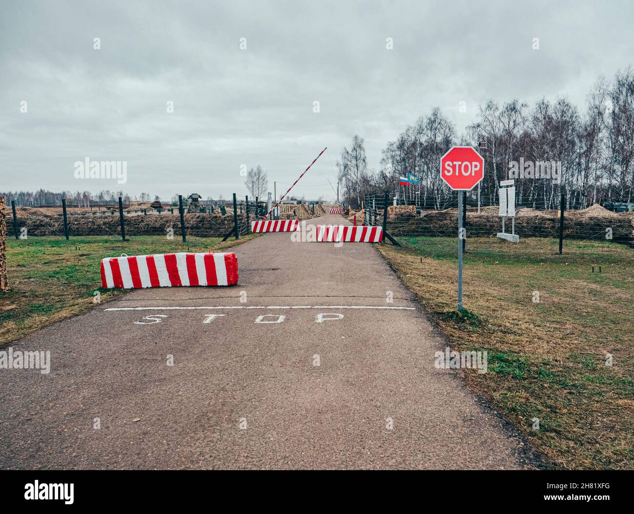 Point de contrôle de la route avec PANNEAU STOP.Poste de la Force de maintien de la paixBloquer la route avec des blocs de béton.Barrière, vérification des documents. Banque D'Images