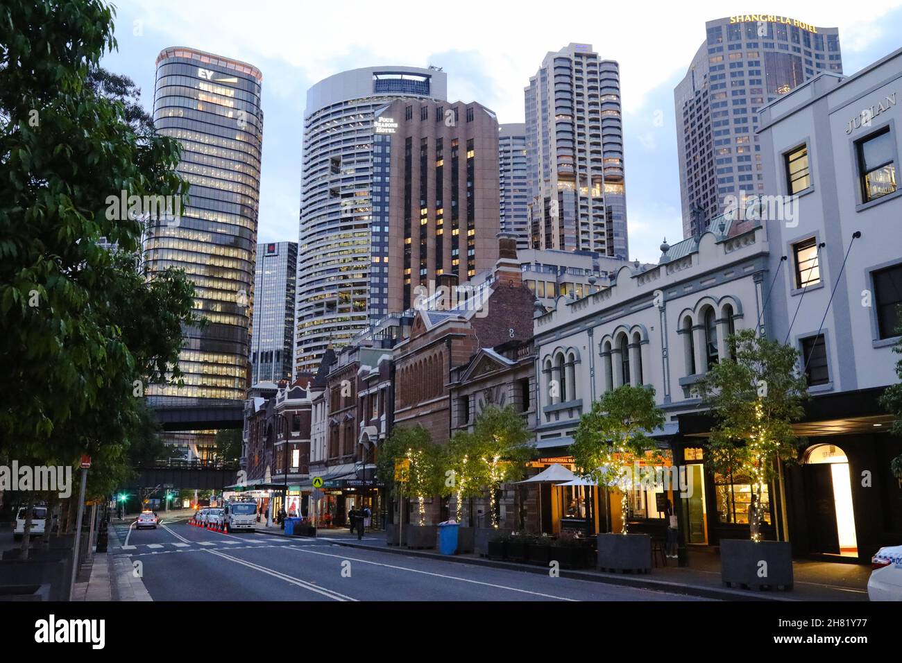 Une vue en soirée sur George Street, The Rocks, Sydney, Nouvelle-Galles du Sud, Australie (novembre,2019). Banque D'Images