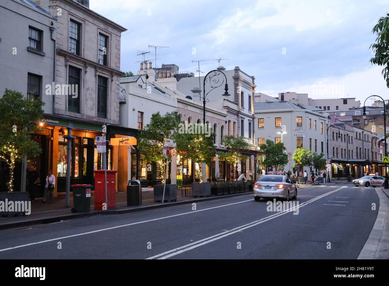 Une vue en soirée sur George Street, The Rocks, Sydney, Nouvelle-Galles du Sud, Australie (novembre,2019). Banque D'Images