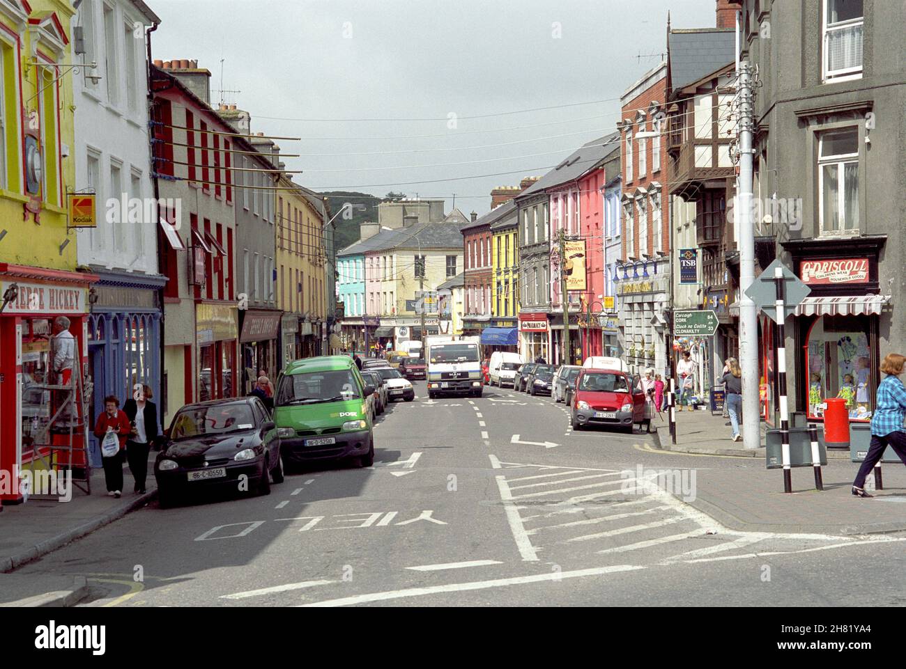 Main Street, Skibbereen, Co. Cork, Irlande, tel qu'il est apparu en mai 1999. Banque D'Images