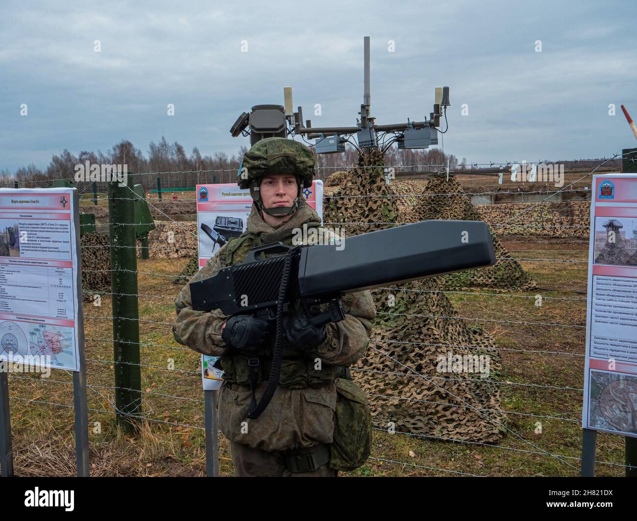Kazan, Russie.08 novembre 2021.Un soldat russe doté d'un système de contre-mesures de drones GarDun à main.Pistolet anti-drone.L'armée exerce des exercices collectifs Banque D'Images
