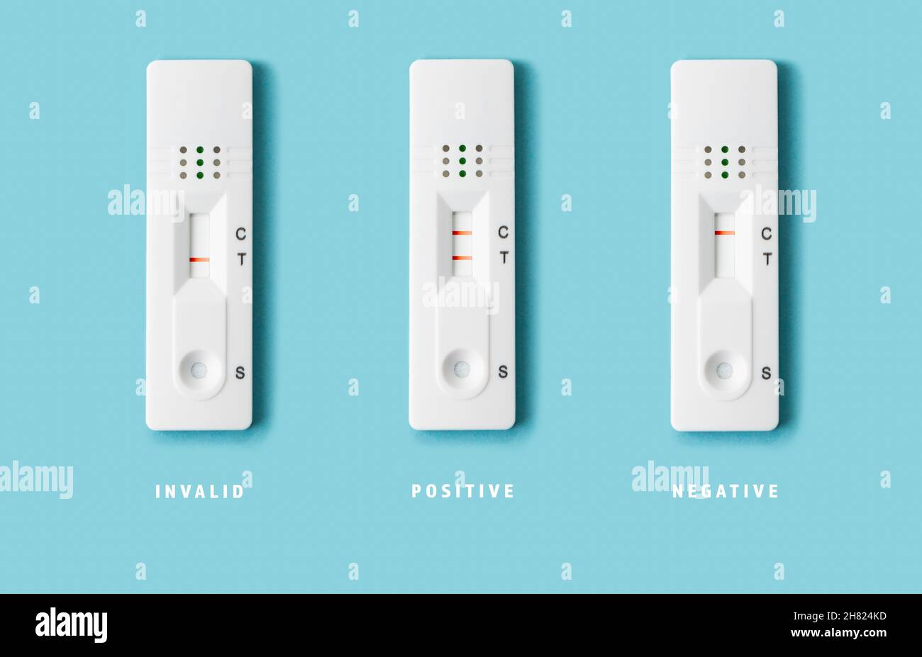 Résultats possibles d'un test rapide de l'antigène SRAS-COV-2, inavlid, positif ou négatif selon les lignes rouges Banque D'Images
