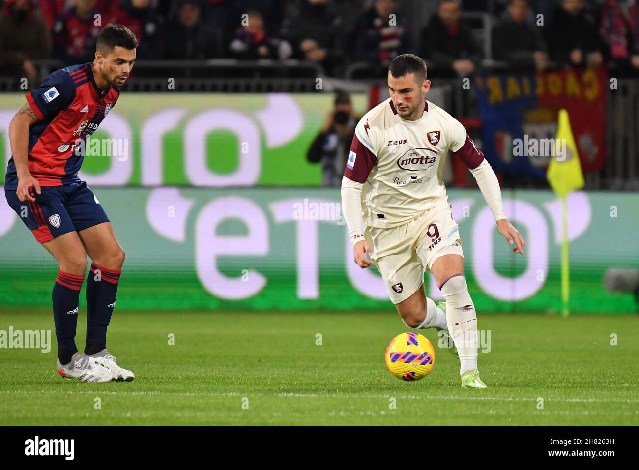 Cagliari, Italie.26 novembre 2021.Federico Bonazzoli de Salernitana pendant Cagliari Calcio vs US Salernitana, football italien série A match à Cagliari, Italie, novembre 26 2021 crédit: Agence de photo indépendante/Alamy Live News Banque D'Images