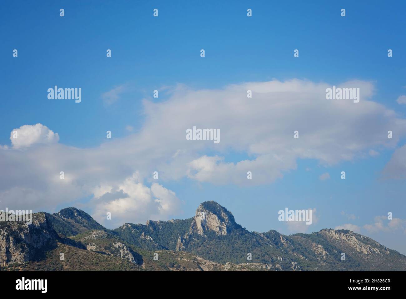 Magnifique paysage dans la vue sur la montagne.Belle vue sur les montagnes de Kyrenia au soleil du matin contre le ciel bleu et les nuages.Chypre du Nord. Banque D'Images