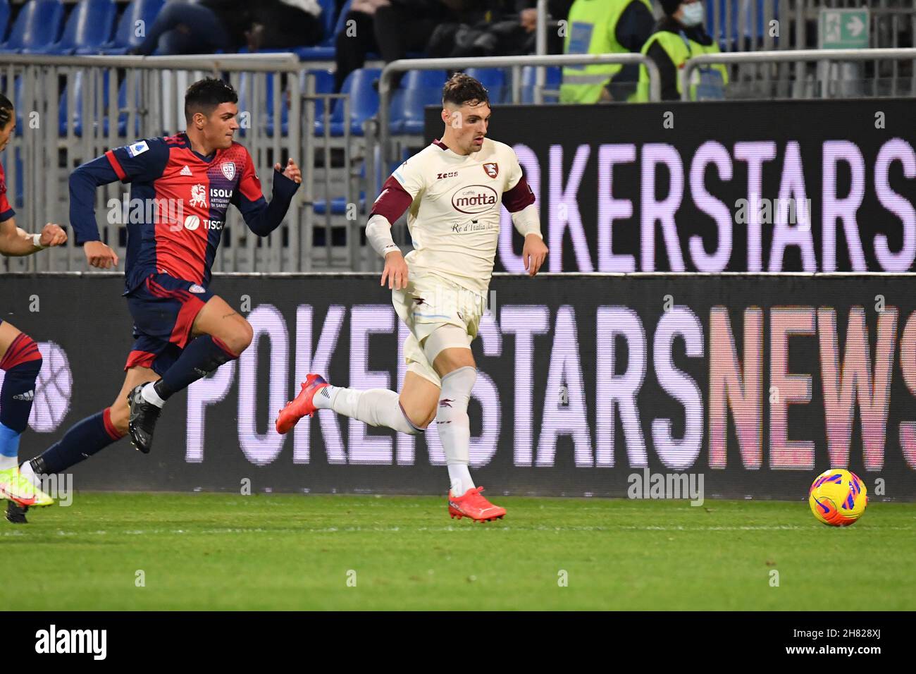 Cagliari, Italie.26 novembre 2021.Federico Bonazzoli de Salernitana pendant Cagliari Calcio vs US Salernitana, football italien série A match à Cagliari, Italie, novembre 26 2021 crédit: Agence de photo indépendante/Alamy Live News Banque D'Images