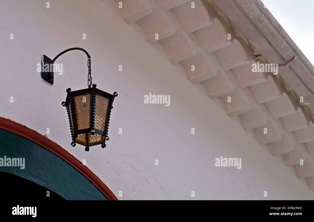 Lanterne sur la façade de la maison à Tiradentes, Minas Gerais, Brésil Banque D'Images