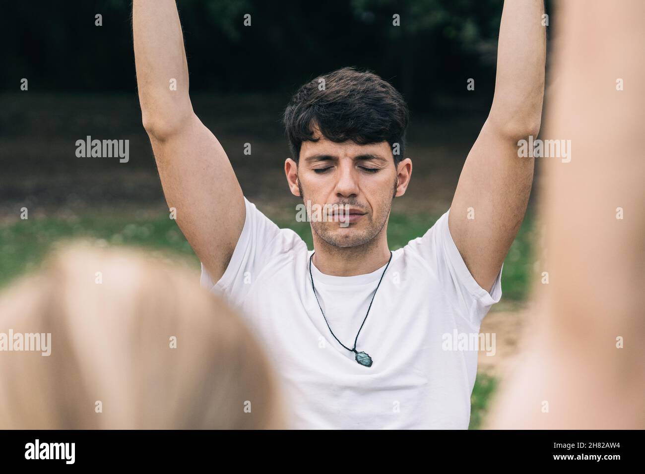 Homme avec les yeux fermés faisant du yoga à l'extérieur Banque D'Images