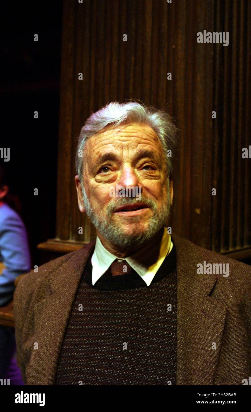 Washington, DC - le 10 avril 2002 -- le dramaturge Stephen Sondheim discute de la «Playwrights Licensing relief Act of 2002».Sondheim a déclaré que les dramaturges établis comme lui-même n'ont pas besoin des protections autant que les dramaturges entrant dans l'entreprise Do.Credit: Ron Sachs/CNP Banque D'Images