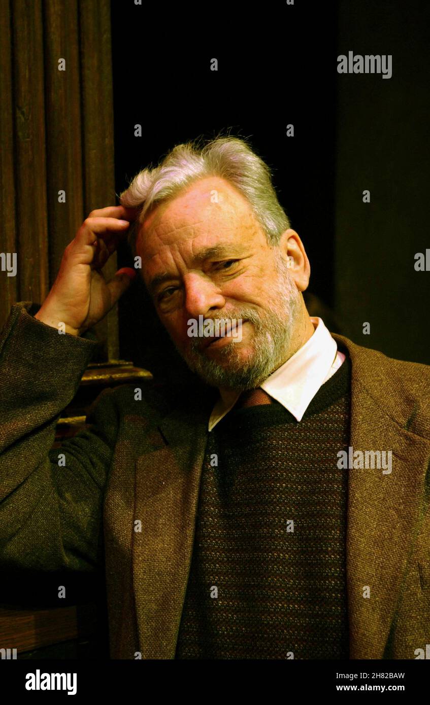 Washington, DC - le 10 avril 2002 -- le dramaturge Stephen Sondheim discute de la «Playwrights Licensing relief Act of 2002».Sondheim a déclaré que les dramaturges établis comme lui-même n'ont pas besoin des protections autant que les dramaturges entrant dans l'entreprise Do.Credit: Ron Sachs/CNP Banque D'Images