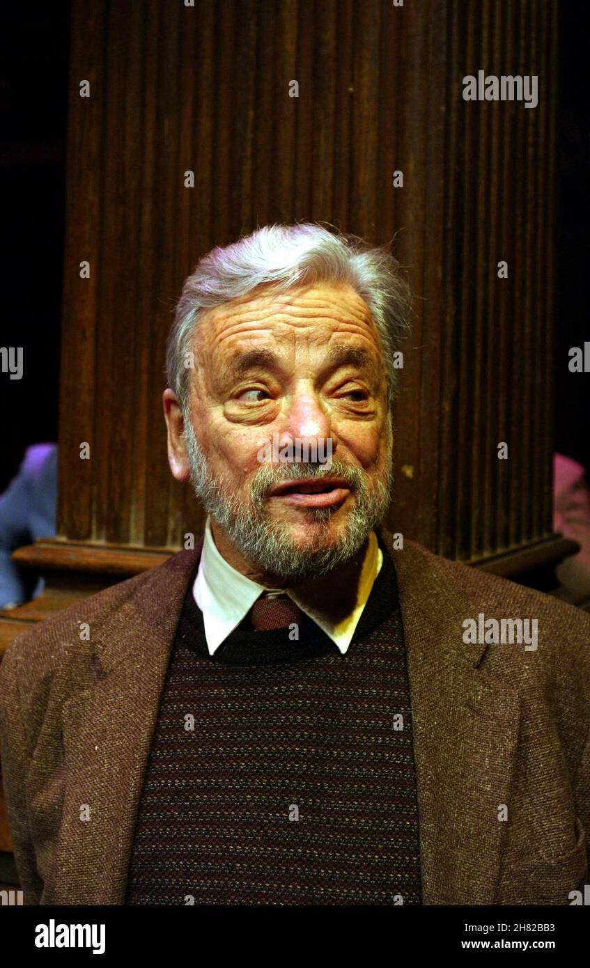Washington, DC - le 10 avril 2002 -- le dramaturge Stephen Sondheim discute de la «Playwrights Licensing relief Act of 2002».Sondheim a déclaré que les dramaturges établis comme lui-même n'ont pas besoin des protections autant que les dramaturges entrant dans l'entreprise Do.Credit: Ron Sachs/CNP Banque D'Images