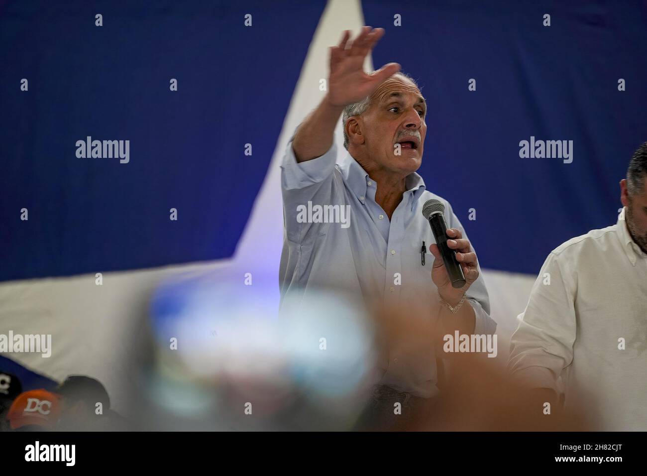 Tegucigalpa, Honduras.26 novembre 2021.Le candidat à la présidence du Parti national au pouvoir (Partido Nacional) Nasry Asfura parle à une foule de partisans.Le 28 novembre, le Honduras tiendra des élections générales pour choisir le prochain président, le Congrès et les gouvernements municipaux.(Photo de Camilo Freedman/SOPA Images/Sipa USA) crédit: SIPA USA/Alay Live News Banque D'Images