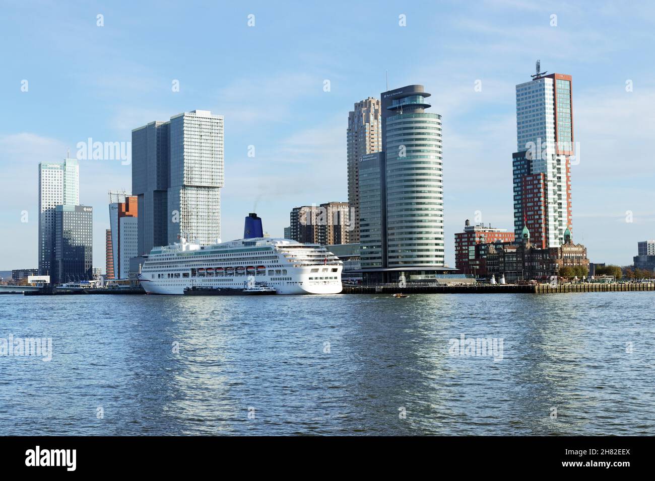 ROTTERDAM, PAYS-BAS - 20 novembre 2019 : Rotterdam, pays-Bas : vue panoramique sur le fleuve Muese avec à gauche le port historique de Ferry (Veerhaven), le Banque D'Images