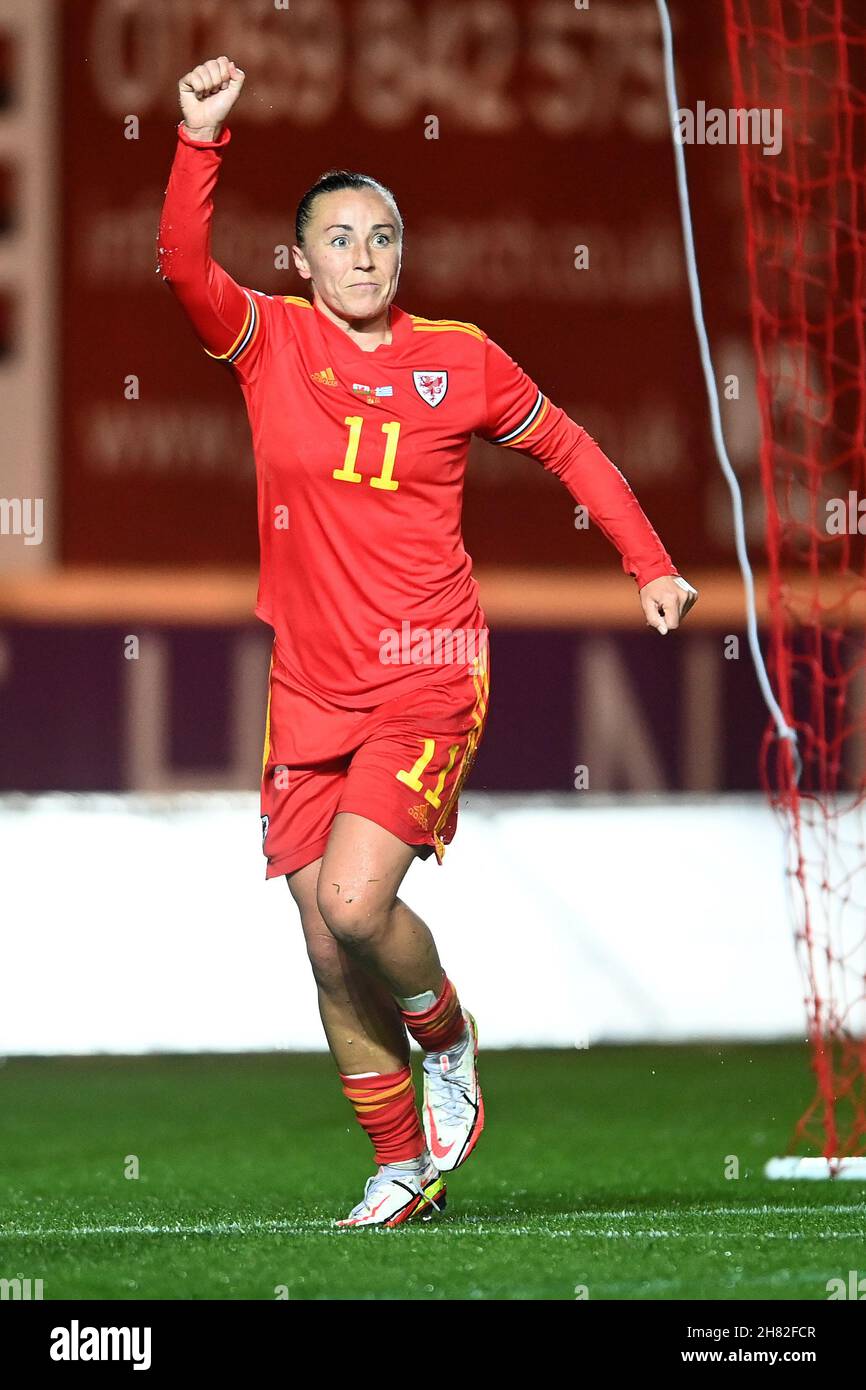Natasha Harding #11 de Wales Women fête le cinquième but de son côté Banque D'Images