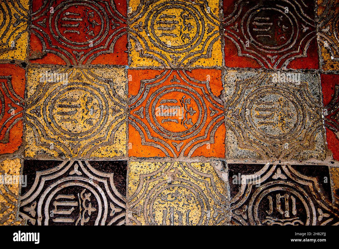 Carrelage médiéval dans tous les châteaux Churchin le village de Great Mitton, Lancashire.les parties les plus anciennes de l'église date de la fin du XIIIe siècle Banque D'Images