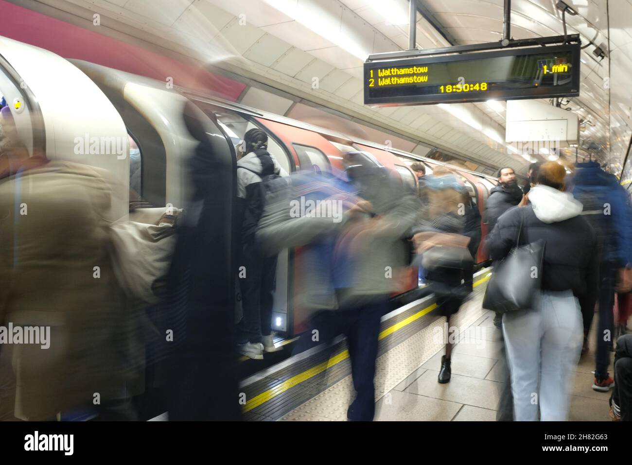 Londres, Royaume-Uni, 26 novembre 2021, les membres du syndicat RMT sont sortis lors de la première des sept grèves de métro dans le cadre d'une dispute sur les rotas du personnel pour le tube de nuit, qui reprend le 27 novembre.La première grève, le Black Friday, n'a apparemment pas dissuadé les acheteurs de se rendre dans le West End grâce au service réduit fonctionnant à 60 % de la capacité normale.Crédit : onzième heure Photographie/Alamy Live News Banque D'Images