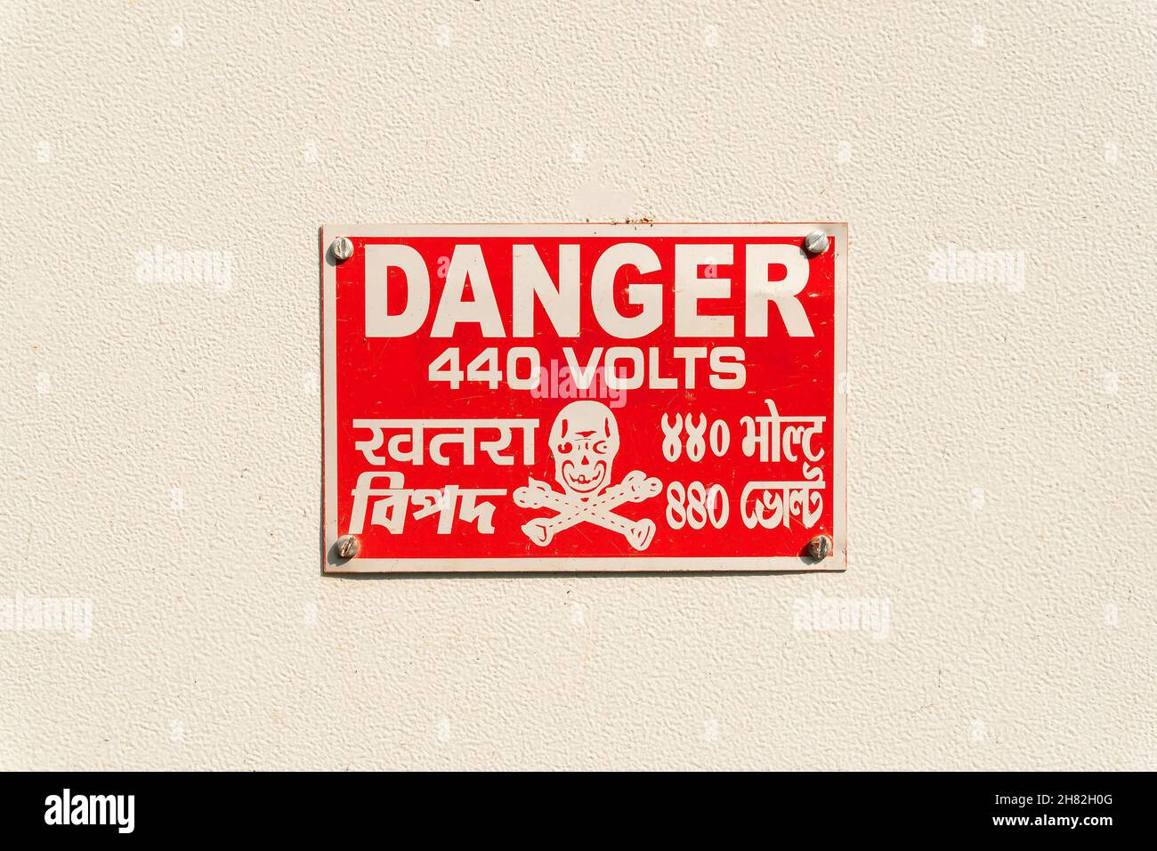 440 volts alerte de choc électrique, signal de danger écrit en anglais, hindi et bengali. Banque D'Images