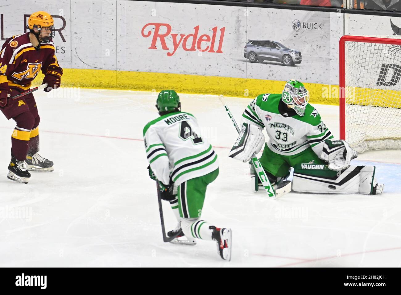 Dakota du Nord, États-Unis.26 novembre 2021.Le 26 novembre 2021 le gardien de but Zach Driscoll (33) du Dakota du Nord bloque un tir lors d'un match de hockey masculin de la NCAA entre les Gophers du Minnesota et les faucons de combat de l'Université du Dakota du Nord à l'aréna Ralph Engelstad à Grand Forks, Dakota du Nord.Par Russell Hons/CSM Credit: CAL Sport Media/Alay Live News Banque D'Images