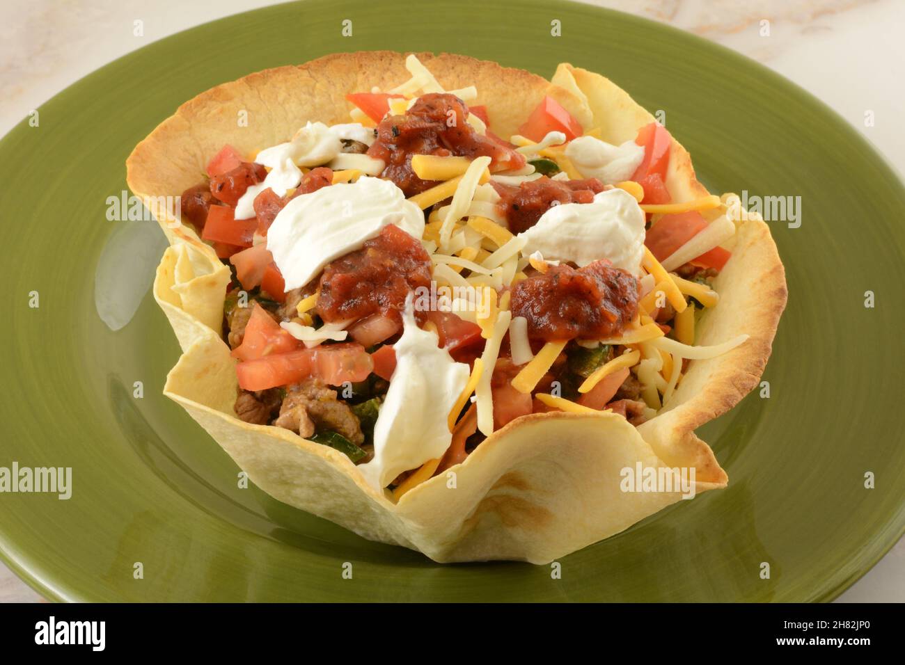 Salade de tacos maison avec des tomates, du fromage, de la laitue et de la salsa Banque D'Images