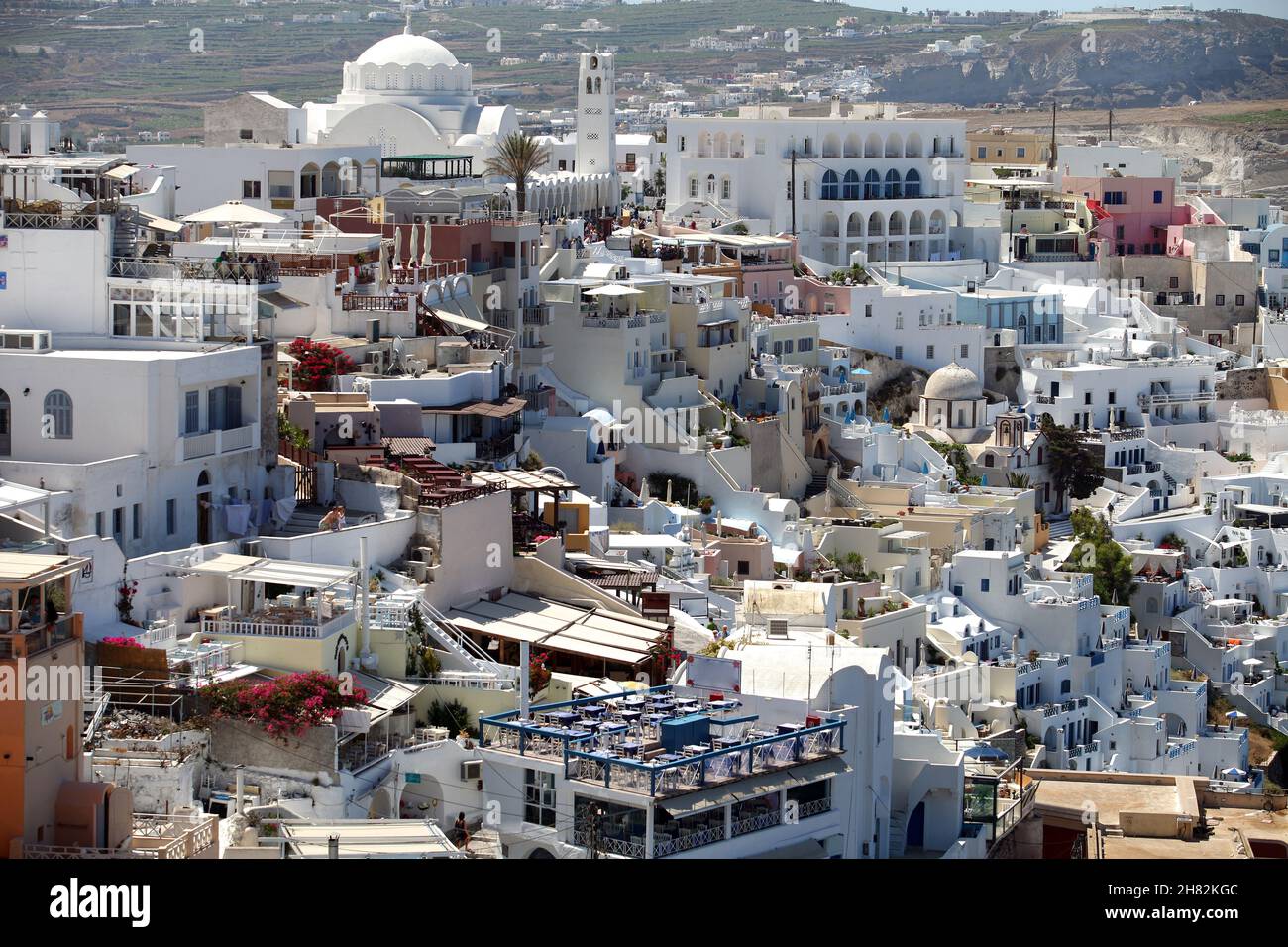 Belle île grecque Santorini et centre ville Fira, Grèce.Santorin dans le sud de la mer Égée, à environ 200 km au sud-est du continent grec. Banque D'Images