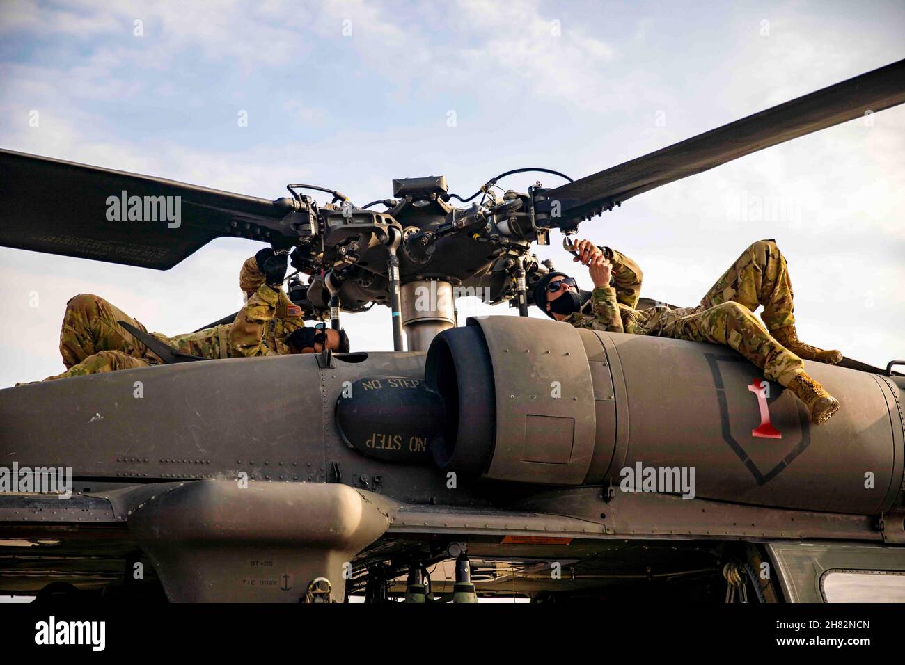 Alexandroupoli, Grèce.18 novembre 2021.Sgt.Christopher Medina (à gauche), réparateur d'hélicoptères UH-60 avec 3e Bataillon de cauchemar d'hélicoptères d'assaut (3-1AHB), 1er Régiment d'aviation, 1re Brigade d'aviation de combat, 1re Division d'infanterie et PFC.Jonathan Nogue (à droite), également réparateur D'hélicoptères UH-60 avec 3-1AHB, travaille ensemble pour replier les lames d'un hélicoptère UH-60 Black Hawk au port d'Alexandroupoli, Grèce, le 18 novembre 2021.Pour que l'hélicoptère reste aussi fin que possible tout en évitant d'endommager ses lames, celles-ci doivent être « repliées » avant d'être chargées sur un navire Banque D'Images