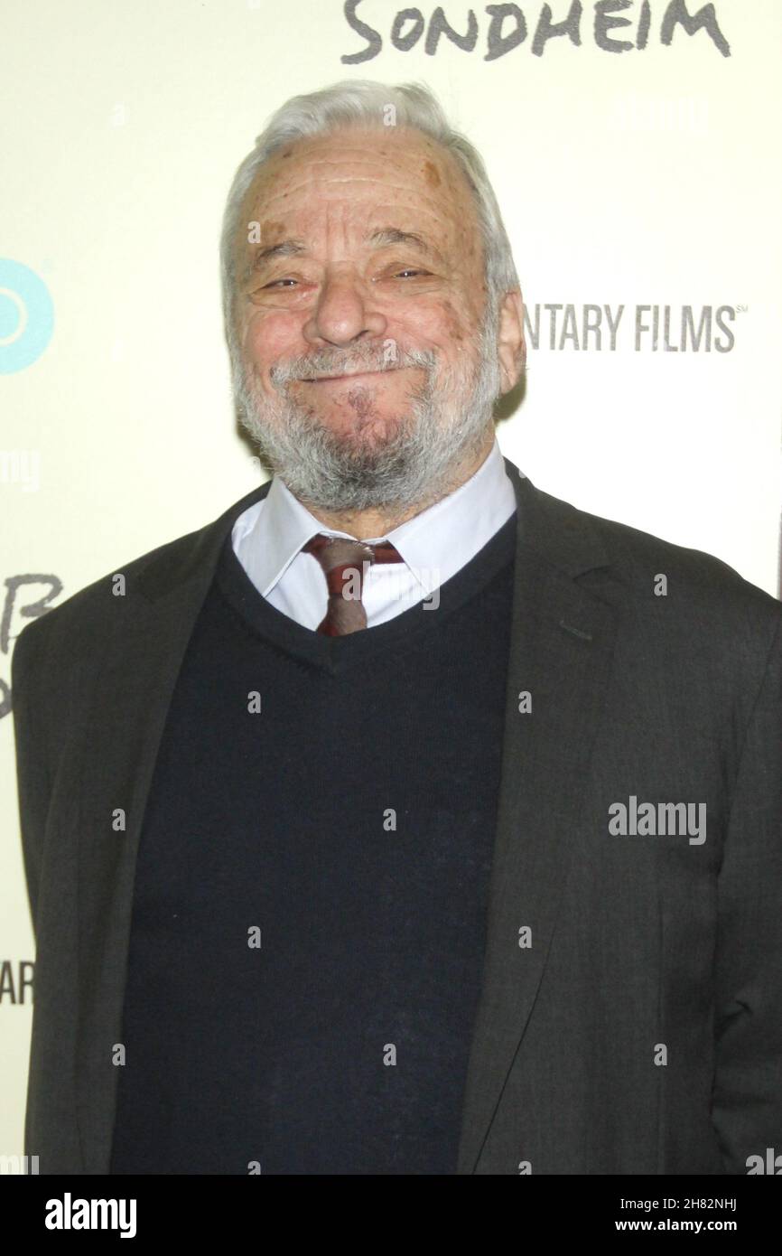 **PHOTO DE FICHIER** Stephen Sondheim est décédé.NEW YORK, NY- NOVEMBRE 18 : Stephen Sondheim à la première HBO de six par Sondheim au Museum of Modern Art de New York.18 novembre 2013.Crédit : RW/MediaPunch Inc Banque D'Images