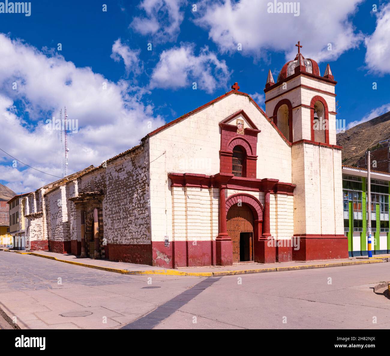 Paroisse de San Juan Evangelista Ascension Huancavelica contre un ciel bleu nuageux Banque D'Images
