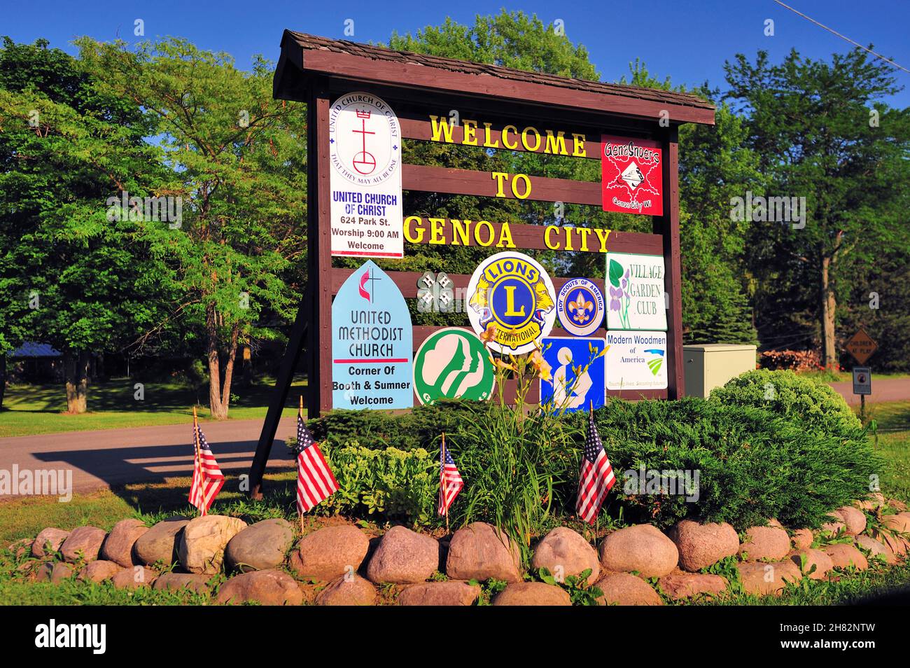 Genoa City, Wisconsin, États-Unis.Le panneau de bienvenue aux limites de la ville affiche toutes les églises et l'organisation au sein d'une communauté. Banque D'Images