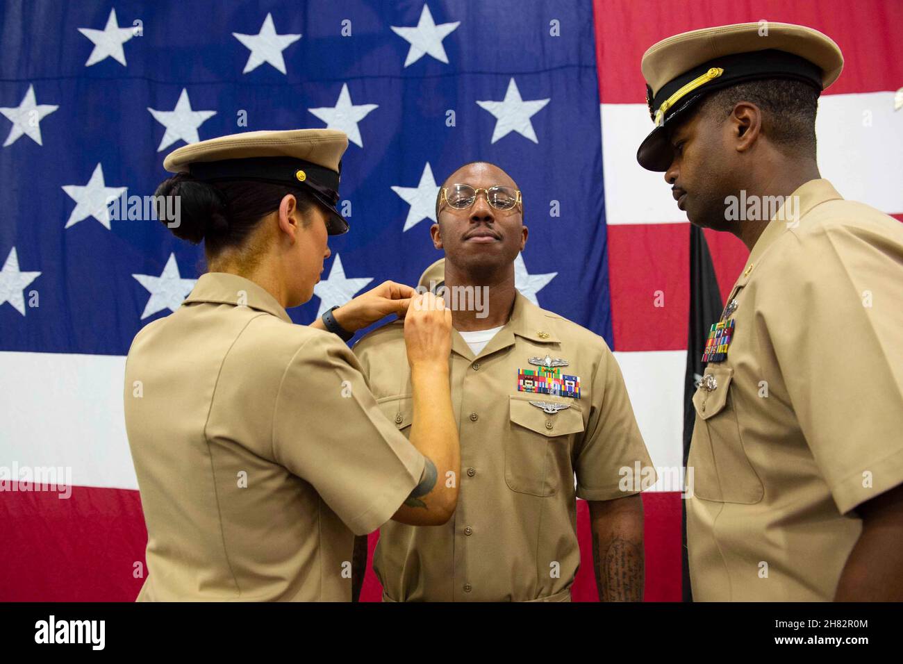 Mer des Philippines.19 novembre 2021.Les chefs de la petite section le spécialiste en chef des opérations Maurice Gibson lors d'une cérémonie d'épinglage des chefs dans la baie hangar du porte-avions de la classe Nimitz USS Carl Vinson (CVN 70), le 19 novembre 2021.Carl Vinson Carrier Strike Group est en cours de déploiement prévu dans la zone d'exploitation de la 7e flotte des États-Unis afin d'améliorer l'interopérabilité par le biais d'alliances et de partenariats tout en servant de force d'intervention prête à l'emploi pour soutenir une région Indo-Pacifique libre et ouverte.Credit: U.S. Navy/ZUMA Press Wire Service/ZUMAPRESS.com/Alamy Live News Banque D'Images