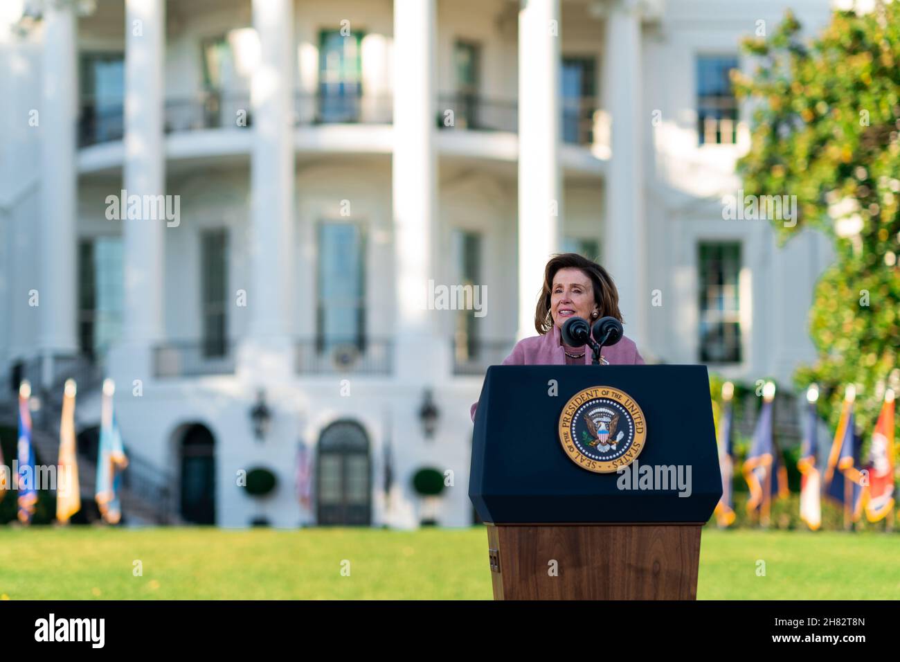 WASHINGTON DC, États-Unis - 15 novembre 2021 - la Présidente de la Chambre Nancy Pelosi (D-CA) fait des remarques avant que le Président Joe Biden ne signe l'Infrastructure Inv Banque D'Images