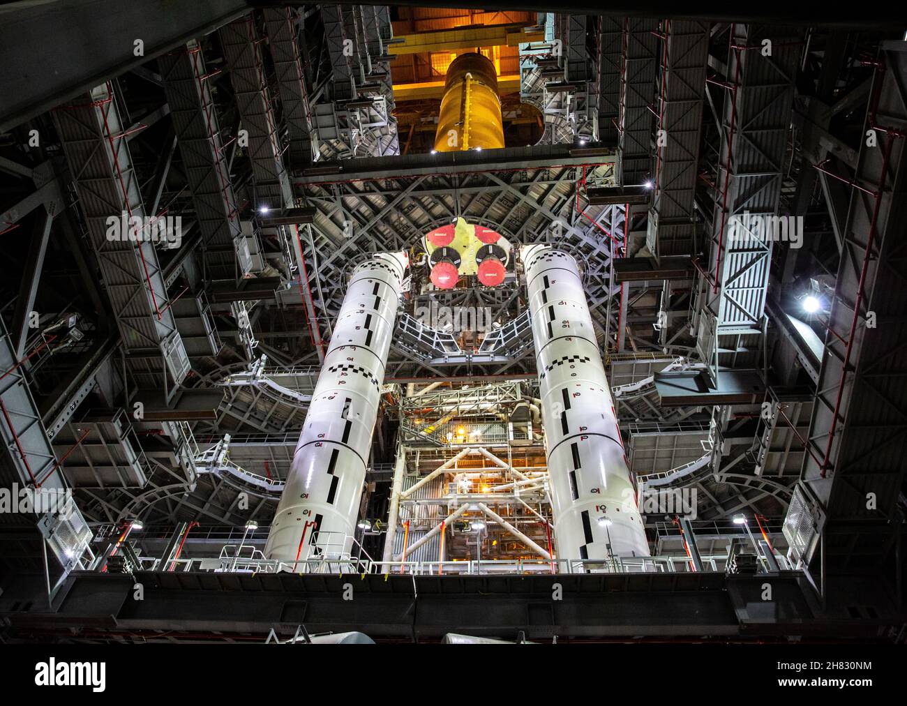 KENNEDY SPACE CENTER, FL, États-Unis - 12 juin 2021 - Equipes avec exploration Ground Systems et l'entrepreneur Jacobs Lower the Space Launch System (SLS) de la NASA Banque D'Images