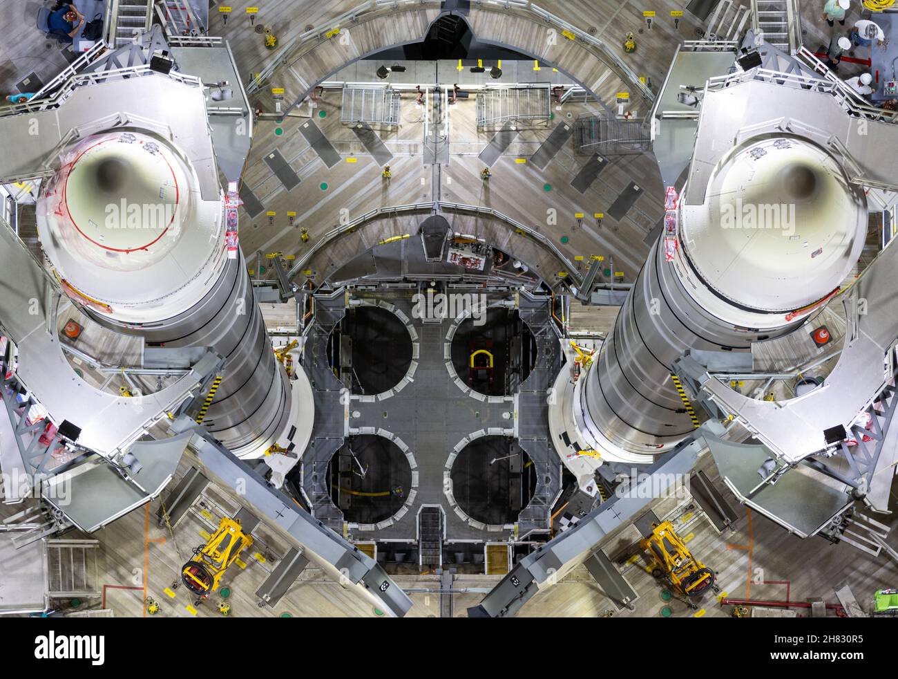 KENNEDY SPACE CENTER, FL, États-Unis - 09 juin 2021 - une vue aérienne montre les boosters de fusées pleines doubles entièrement empilées pour le système de lancement spatial de la NASA (SLS Banque D'Images