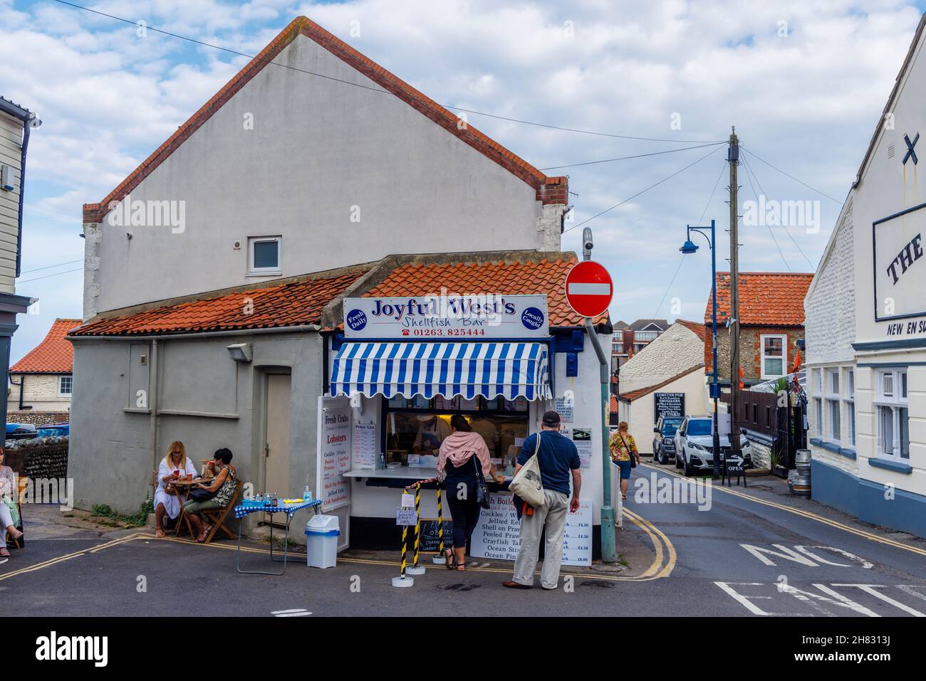 Joyful West's Shellfish Bar sur le bord de la route dans le centre de Sheringham, une ville balnéaire sur la côte nord de Norfolk, East Anglia, est de l'Angleterre Banque D'Images